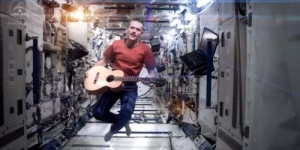 Astronot Chris Hadfield Bikin Video Klip Space Oddity di Luar Angkasa