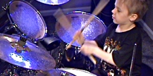 Avery Molek, Bocah 6 Tahun yang Jago Main Drum 'Hot For Teacher'