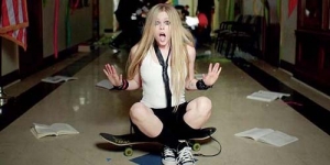 Avril Lavigne Main Skateboard di Video Heres To Never Growing Up