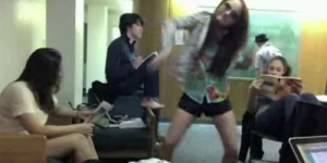 Cinta Laura pun Bergoyang Harlem Shake