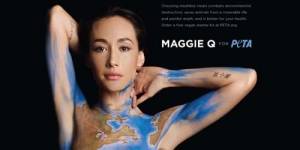 Demi Lingkungan, Maggie Q Berpose Bugil