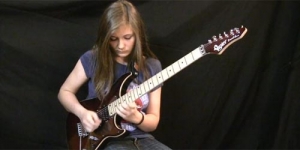 Gadis Jago Gitar! Aksi Tina 14 Tahun dengan Lagu Van Halen Eruption