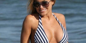 Liburan, Carmen Electra Pamer Bikini Seksi di Malibu