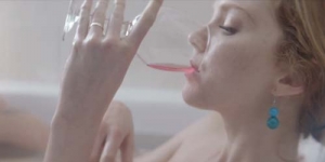 Lily Cole Bugil di Video Yeah Yeah Yeahs Sacrilege