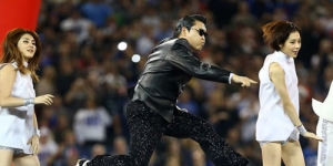 Psy dan 60 Cheerleaders Panaskan Pertandingan NFL dengan Gangnam Style